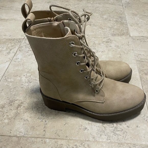 Dirty Laundry Mazzy Lace-Up Boot in Beige Color. Size 8 - Picture 7 of 11